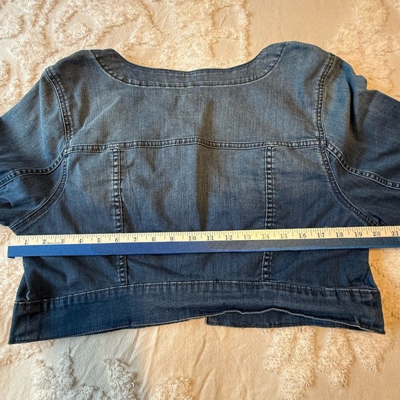 Torrid woman’s size 1 cropped button blue jean jacket EUC - Picture 6 of 10